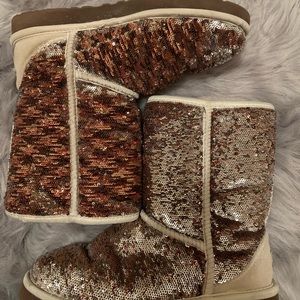 UGG - classic short sparkles - size 8